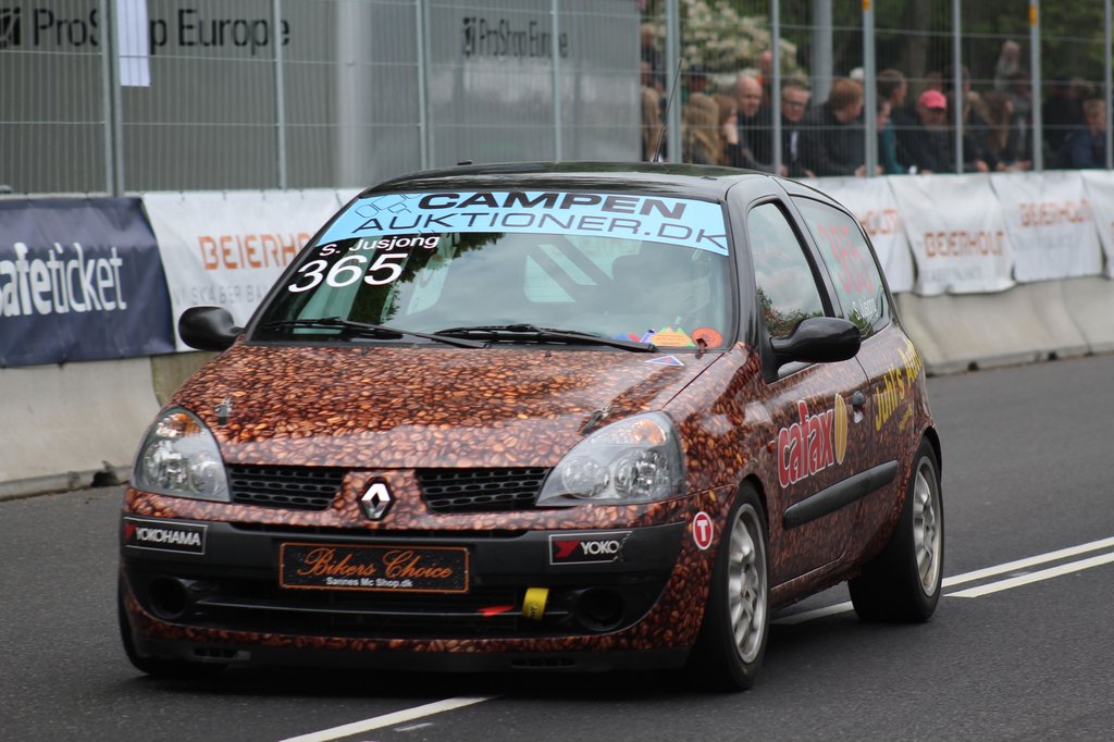 Steffan Jusjong havde lånt den let genkendelige kaffebil a.k.a. Renault Clio 2 1,6 til denne weekend. Måske kigger han forbi igen senere i YTCC sæsonen igen, da han fik mod på det.
(Foto: JJ Media)